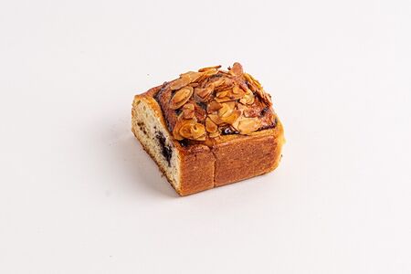 Булочка с черемухой и миндалем