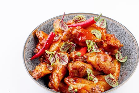 Килограмм куриных крыльев в острой глазури