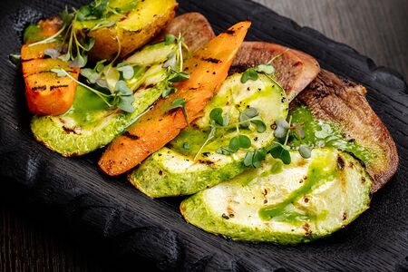 Говяжий язык с цукини и морковью