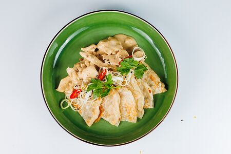 Курица в соусе карри-масала и лепешкой роти