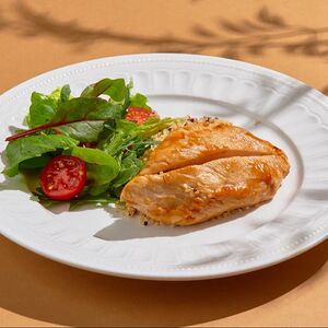 Куриная грудка с киноа и салатным миксом