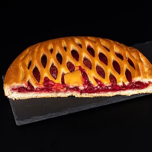 Половина пирога с яблоком и брусникой