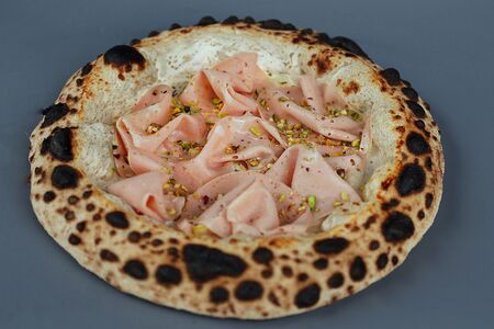 Мортаделла, трюфельный крем и фисташка