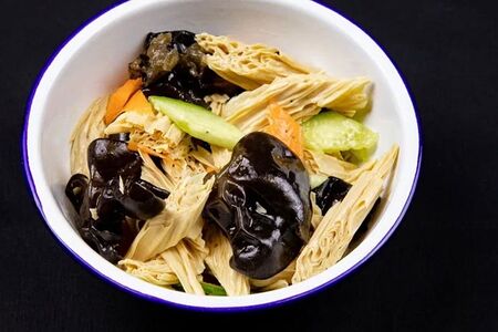 Спаржа с древесными грибами в луковом масле 