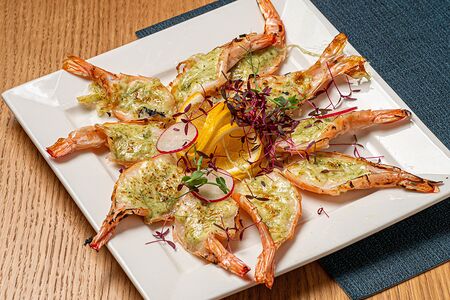 Креветки с кавказским сыром и соусом песто 