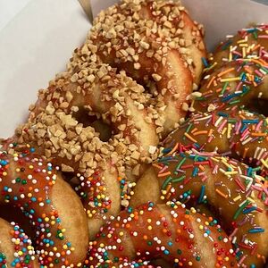 Бокс пышек (пончиков) с топпингом и посыпкой L