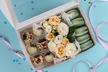 Клубника с макаронсами и розами Тонкий аромат