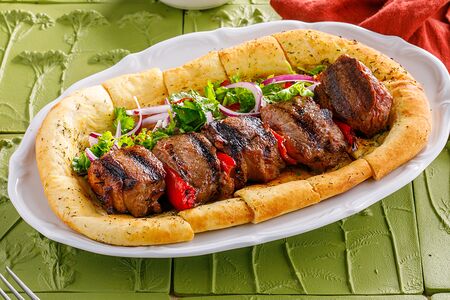 Седло ягненка на пряной лепешке