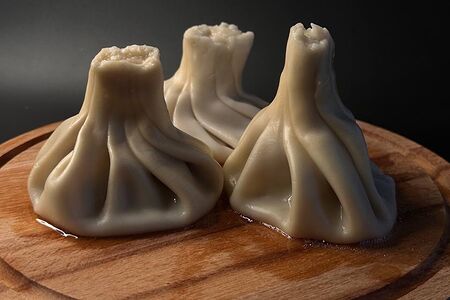 Хинкали варёные с говядиной и зеленью 