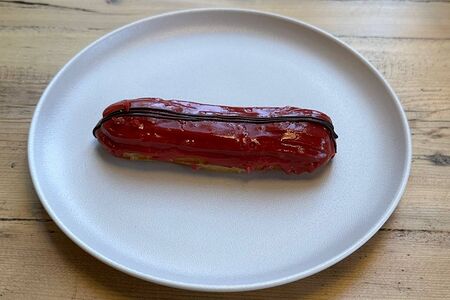 Эклер вишня-шоколад