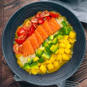 Боул с манго и лососем