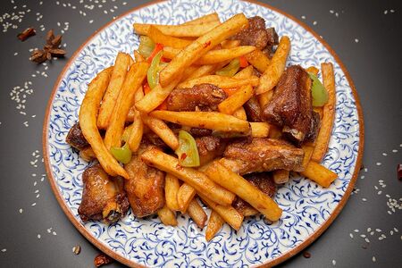 Пикантные свиные ребрышки с картофелем фри