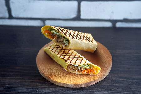 Шаурма со свининой в сырном лаваше 