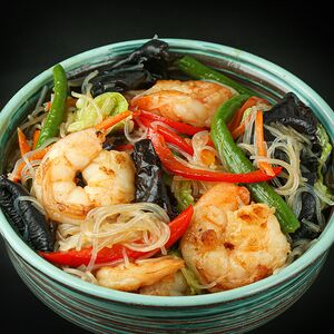 Фунчоза с креветками и грибами муэр в устричном соусе