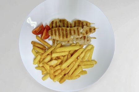 Шашлычок из курочки и картофель фри  