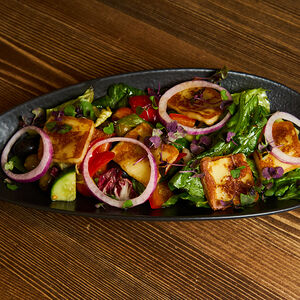 Греческий салат с обжаренным сыром халуми