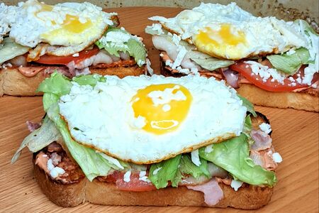 Тост с яичницей и беконом