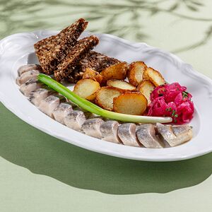 Сельдь с печеным картофелем и маринованным луком