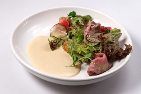 Салат с ростбифом