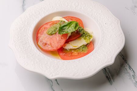Капрезе с моцареллой