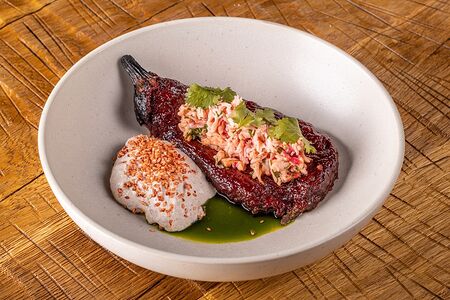 Краб с запеченным баклажаном, йогуртом и соусом черный перец