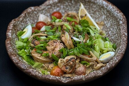 Салат теплый с морепродуктами
