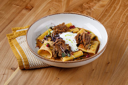 Паста с томленой говядиной под соусом демиглас и перечным соусом