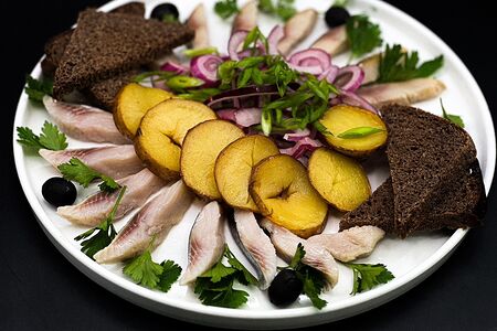Сельдь пряного посола со скумбрией холодного копчения