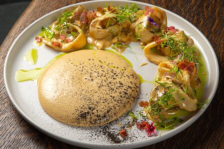 Рагу из кальмара с белыми грибами и устричным муссом