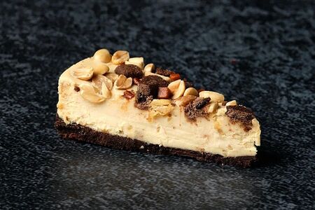 Чизкейк карамельный с арахисом