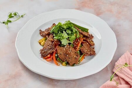 Теплый салат с говядиной и огурцом