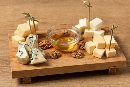 Ассорти из европейских сыров