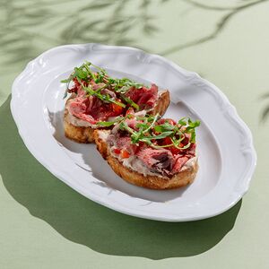 Брускетта с ростбифом и рукколой