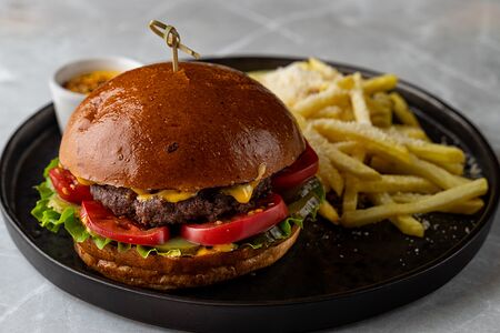 Чизбургер с говядиной и картофелем фри