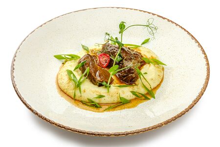 Телячьи щечки с картофельным пюре