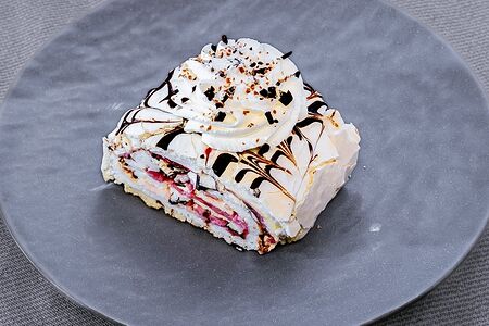 Шоколадный меренговый рулет