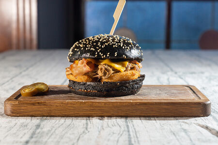 Бургер с рваной говядиной