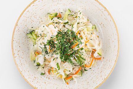 Витаминный салат с яблоком и огурцом