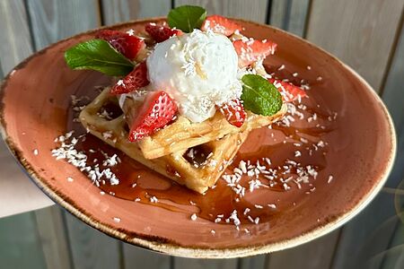 Бельгийские вафли с клубникой