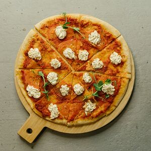 Пицца Маргарита с миндальной рикоттой