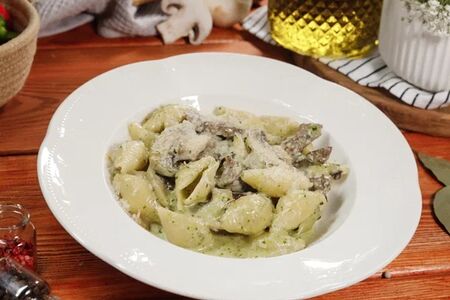 Конкилье с телятиной и грибами