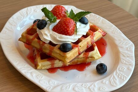 Вафли Венские со сливками и клубникой