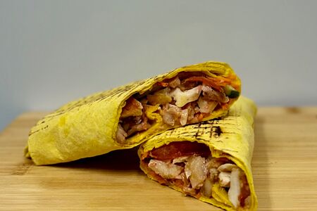 Шаурма с курицей в сырном лаваше