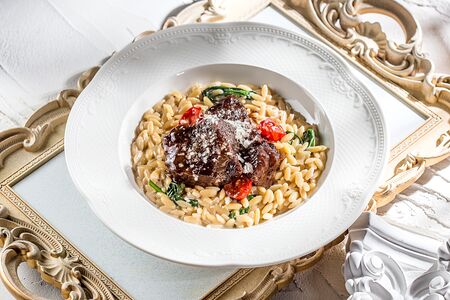 Телячьи щечки с орзо