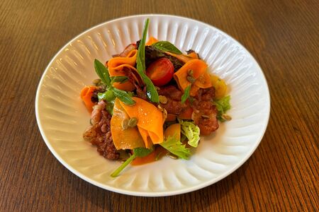 Салат с печеной тыквой, беконом и морковным кремом