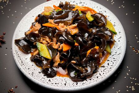 Черные грибы с мясом