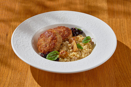 Котлеты из птицы с птитимом, белыми грибами и черной смородиной