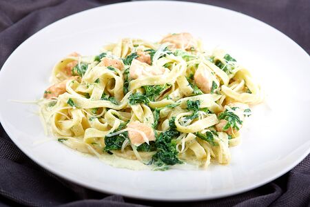 Паста с лососем и шпинатом