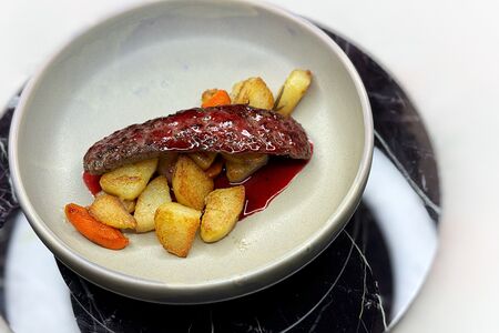 Пряная оленина с корнеплодами в меду