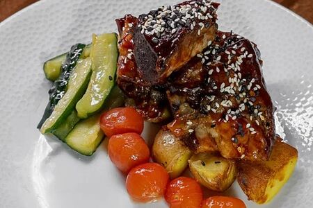 Ребра в соусе барбекю с картофелем бейби азиатскими огурчиками и томатами кимчи 